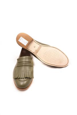 Zapato Calce con flecos en color musgo