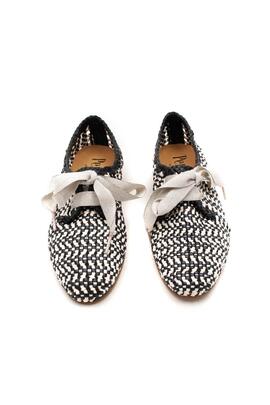 Zapato Pertini Macarena trenzado blanco y negro